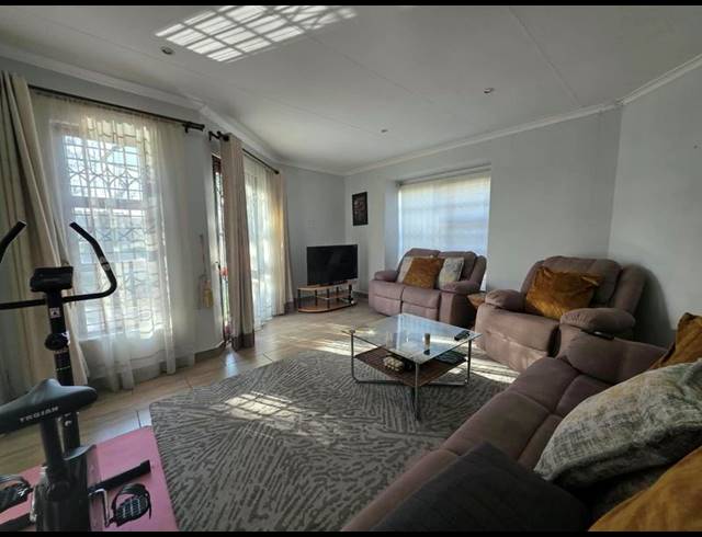 4 BEDROOM PROPERTY TO RENT IN SUNNINGHILL